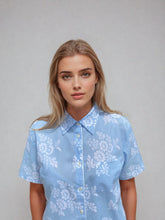 Load image into Gallery viewer, Marguerite short set in organic cotton. Woman wearing a light blue floral shirt against a gray background
