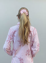 Load image into Gallery viewer, scrunchie in pink striped and flower print in cotton
